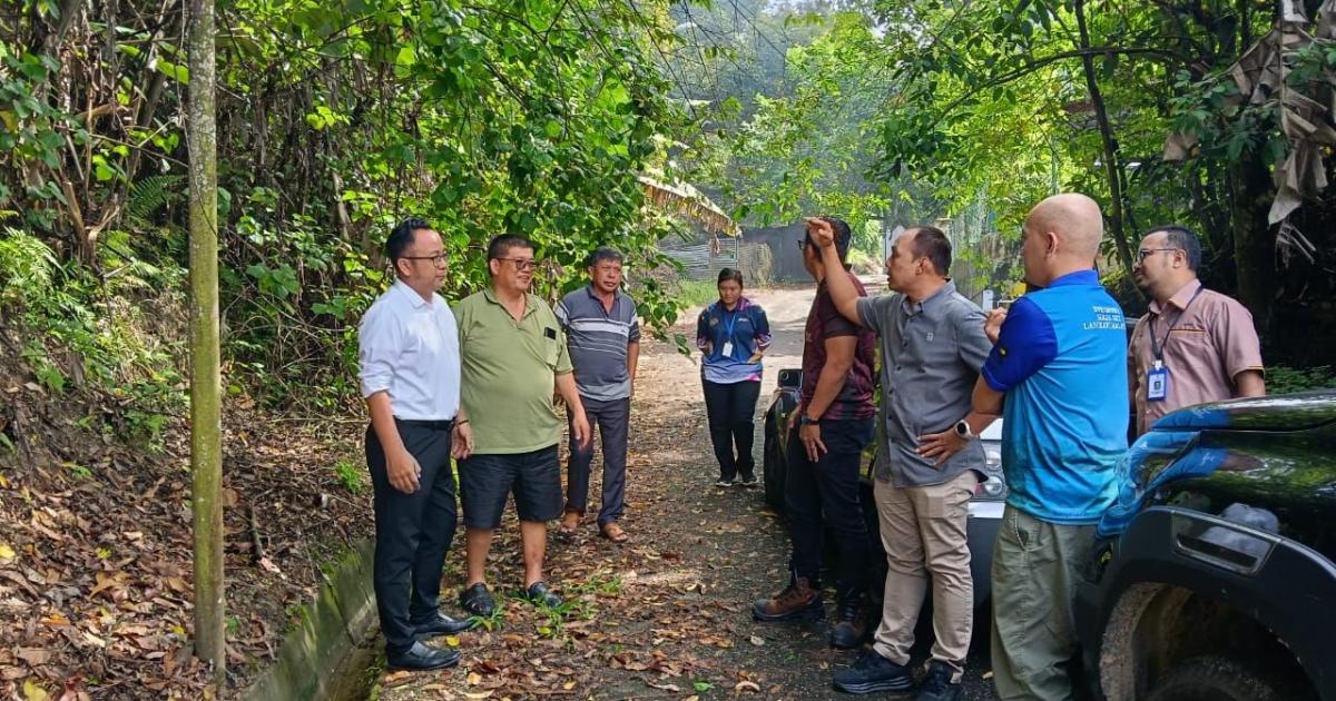 知知港上帝宫旁 小山丘雨后土崩