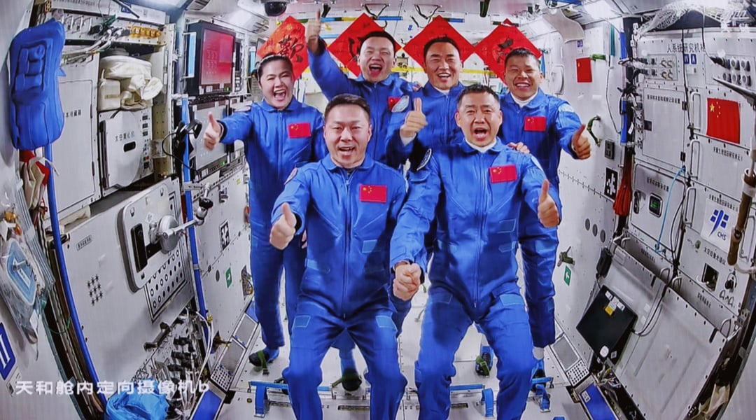 航天员“太空会师” 神舟二十号进驻中国空间站