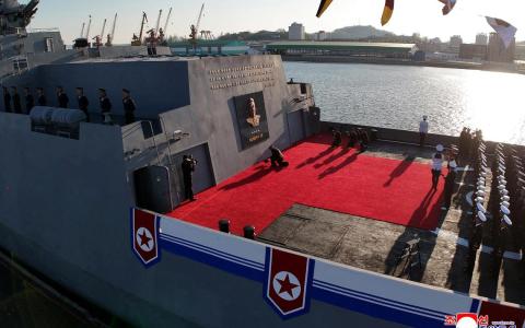 金正恩出席海军新型驱逐舰下水仪式