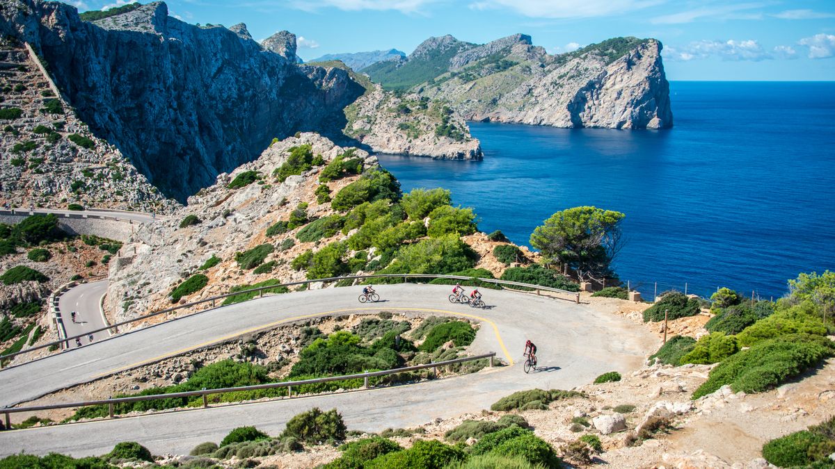 British cyclist suddenly dies during race after falling off bike in horror incident