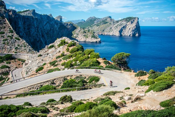 Tributes pour in for British 'cycling legend' killed in horror Majorca race fall