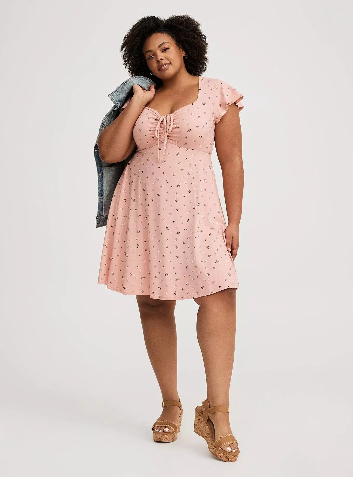 27 Cute Summer Dresses You Can Actually Wear With A Bra