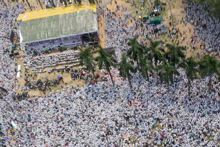 Bangladesh islamists rally in show of force