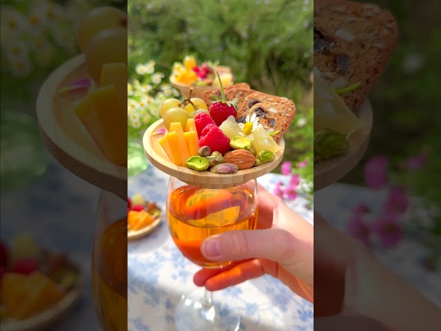 Sip & snack at the same time with these mini charcuterie boards🧀🍷