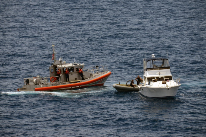 美国加州船只遇大浪翻覆 至少3死9人失踪 海岸防卫队正进行搜救