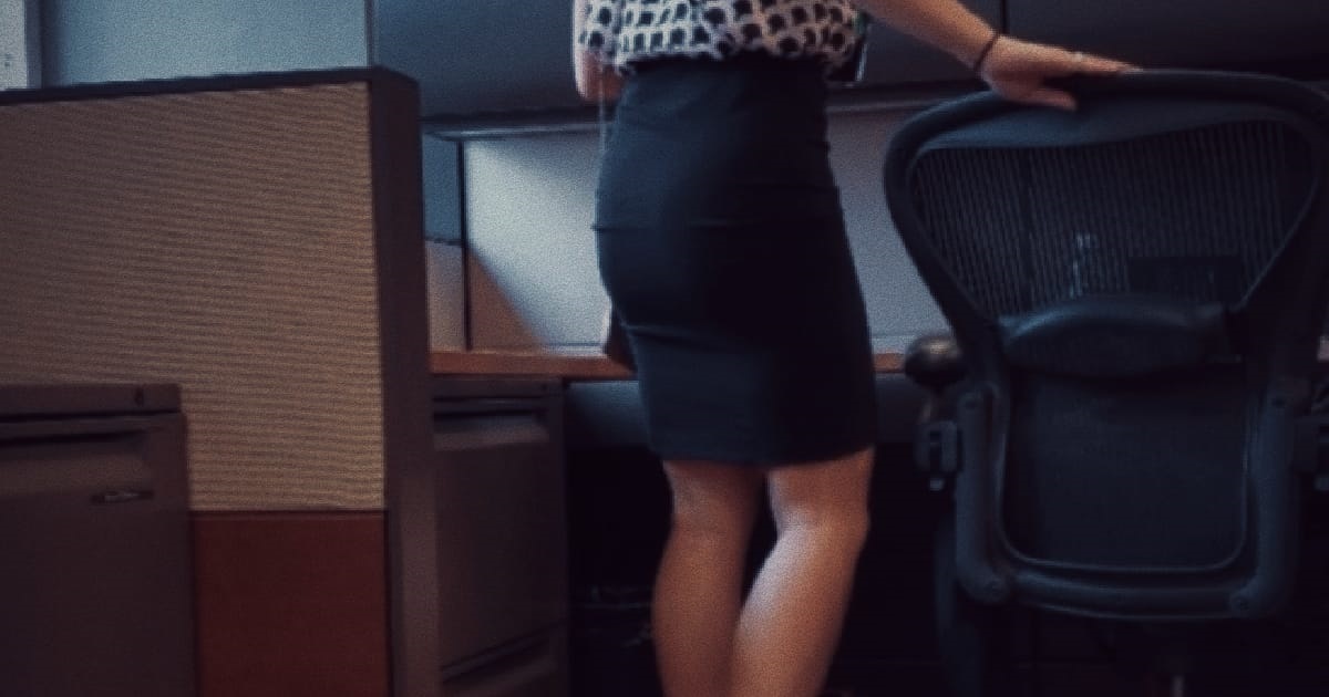 WOMAN NO WEAR PANTIES & KAJIAO HER COLLEAGUE THAT SHE LIKE, LET HIM “CHWEE” A BIT
