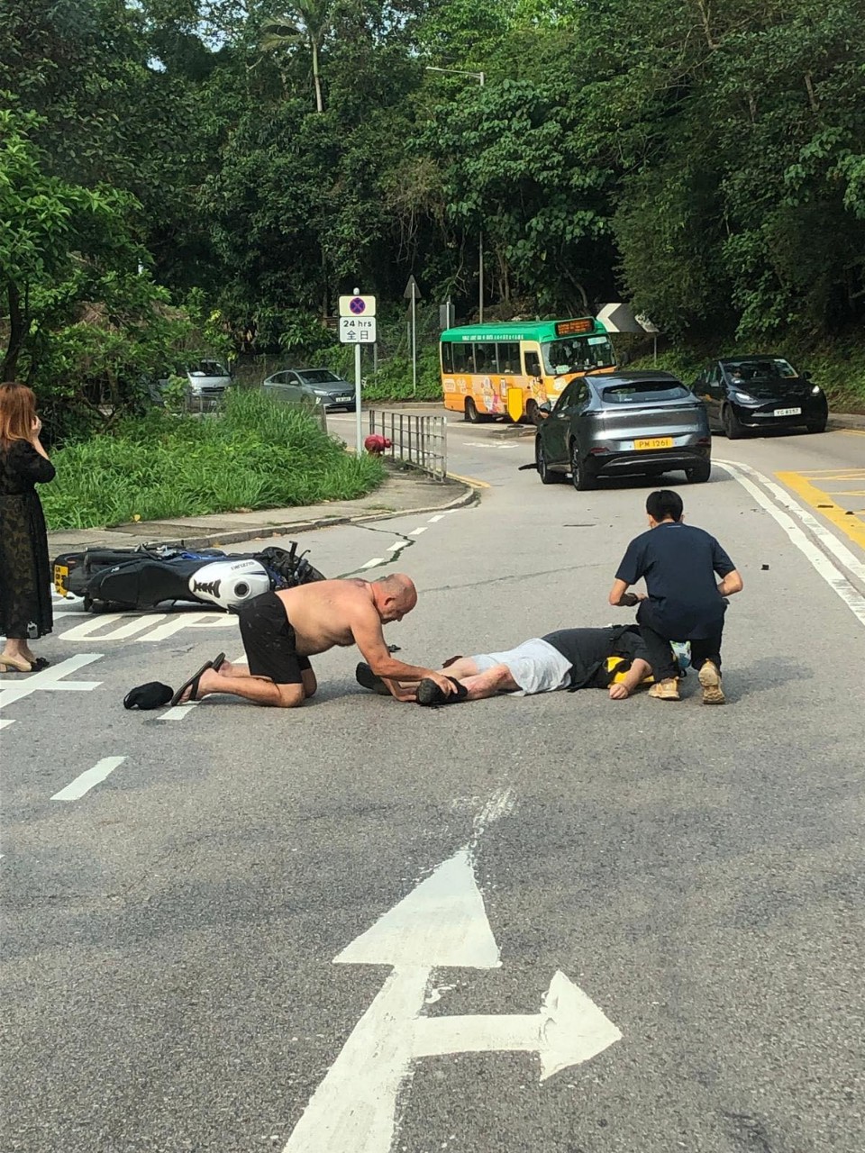 西贡公路私家车电单车相撞 铁骑士摊地脚骨折送院 近北港单缐双程行车