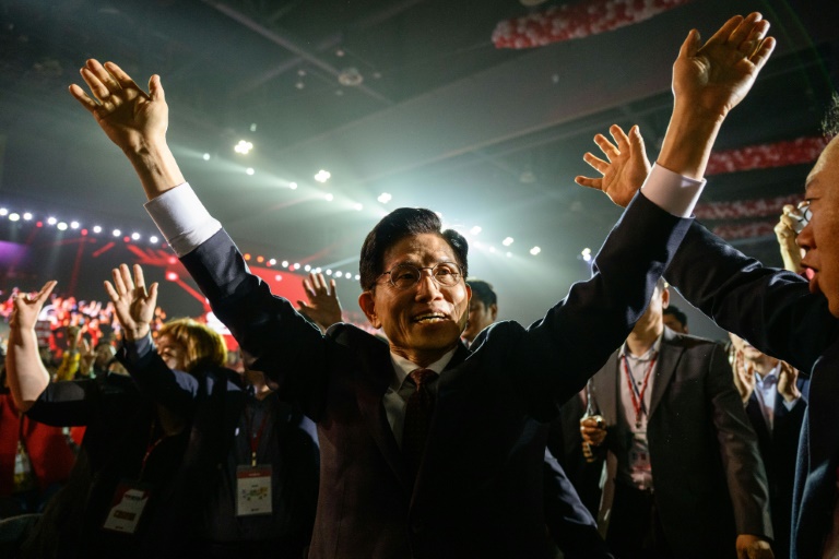 S. Korea conservatives choose presidential candidate after last-minute chaos