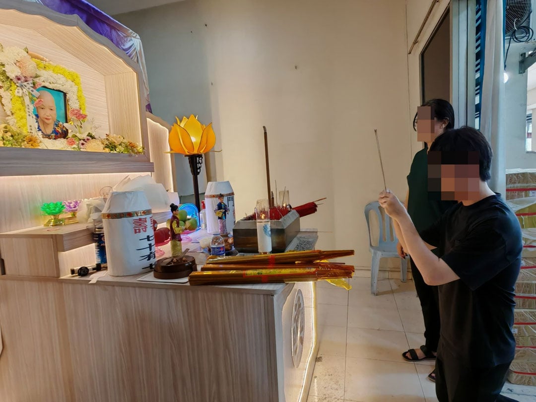 【实兆远肯德基被撞】母亲节持花束登灵堂  司机：对不起请原谅我