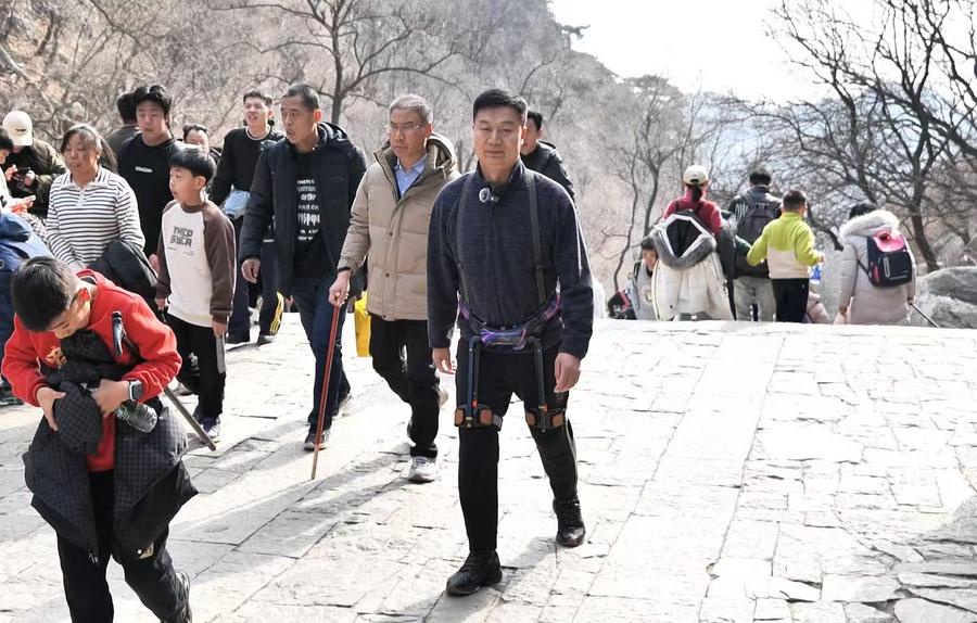 Futuristic robots in scenic areas refresh China’s tourist experience