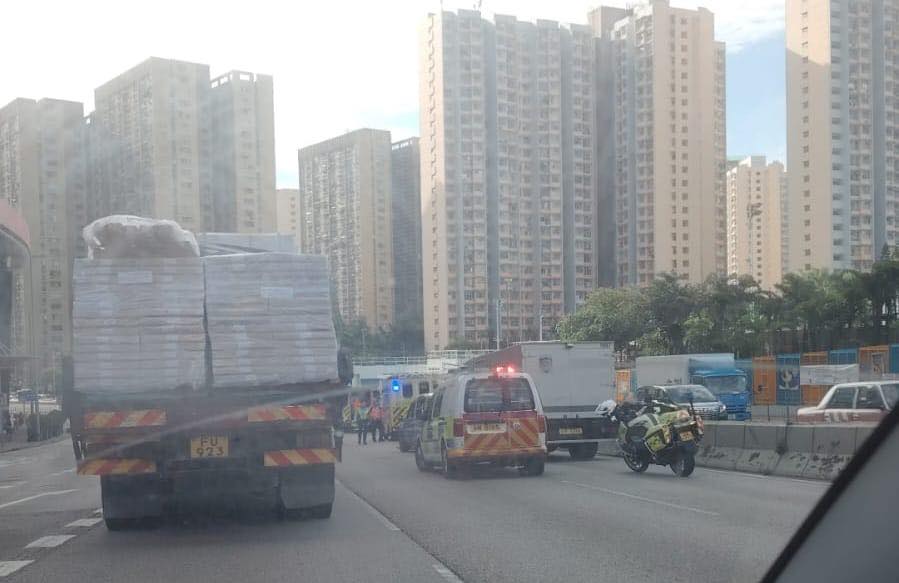龙翔道3车相撞涉及解款车 2的士乘客不适