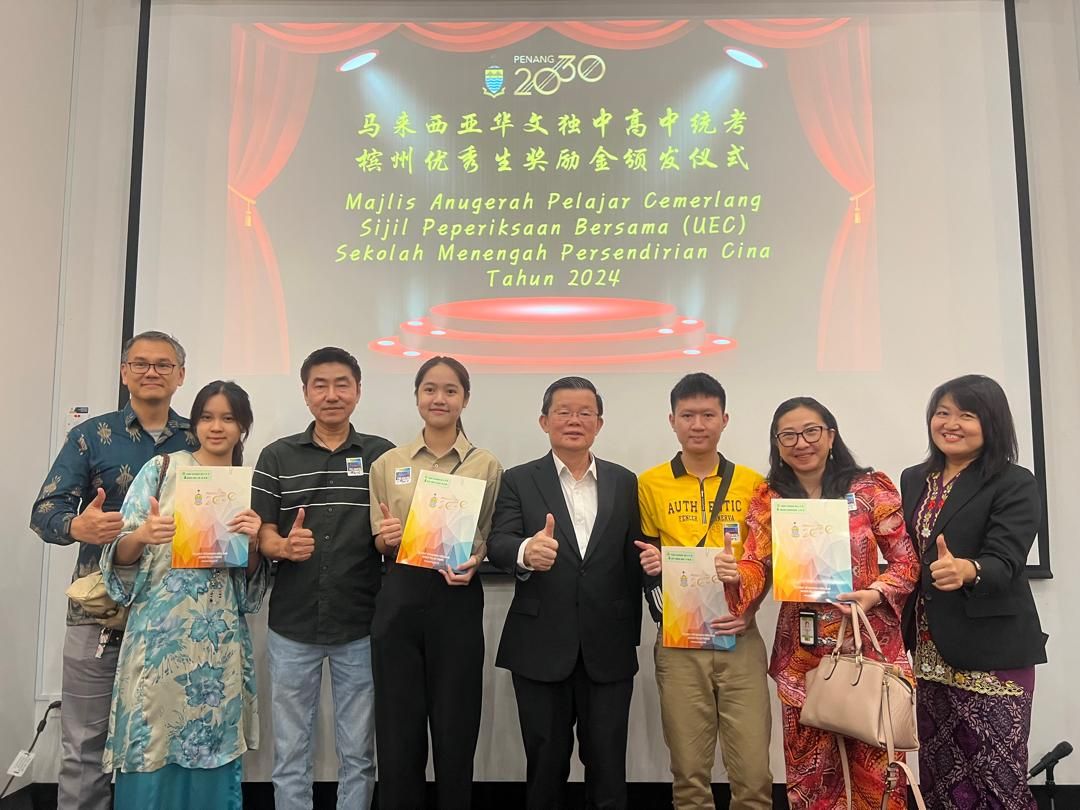 槟政府颁优秀生奖励金 韩江中学生表现亮眼