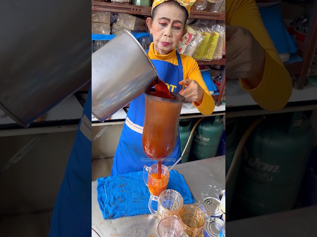 Beautiful grandma Makes Thailand Iced Milk Tea