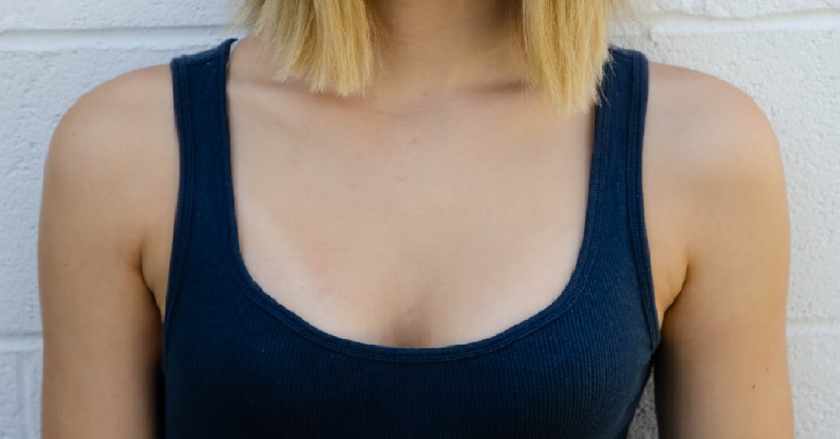 NETIZEN ASKS WHY GIRLS LIKE TO REVEAL THEIR CLEAVAGE ON CAMPUS