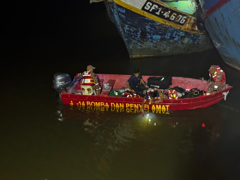 Rescue divers search Sarawak River after vehicle plunge; make and victims still unknown