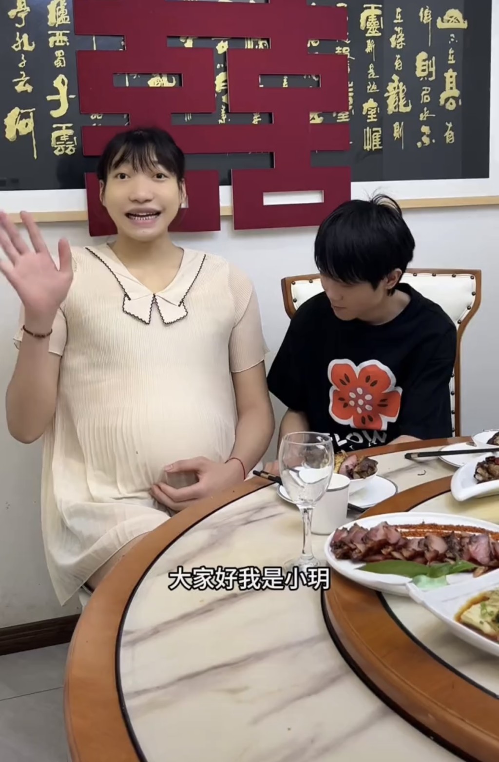 电灯柱挂老鼠箱︱2.2米女巨人恋168cm「矮男」 遭质疑扮大肚即回应……