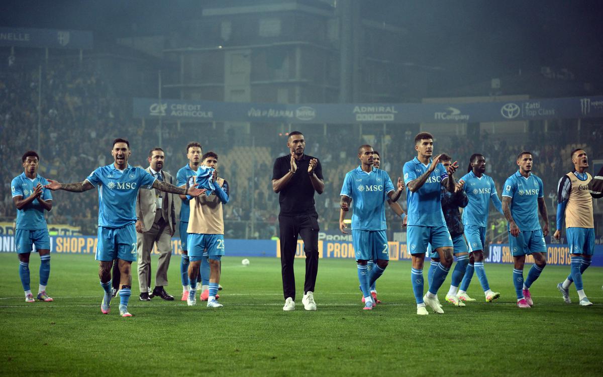 Napoli hold edge in Serie A's grand finale