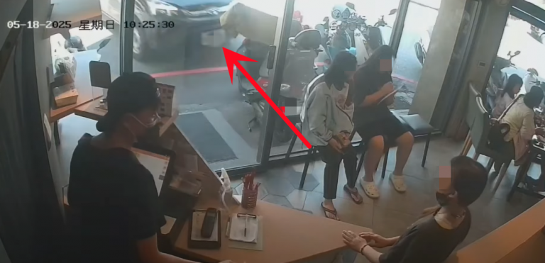 CCTV画面曝光！驾驶者疑1原因⚡让车子失控「撞进早餐店」！13人受伤！
