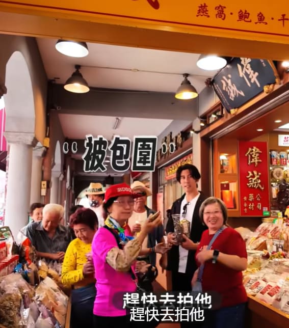 Emerald Hill’s Xiu Jie Kai Recognised As Actor From “Little Nyonya” By Tourists While Out In Taiwan With Wife