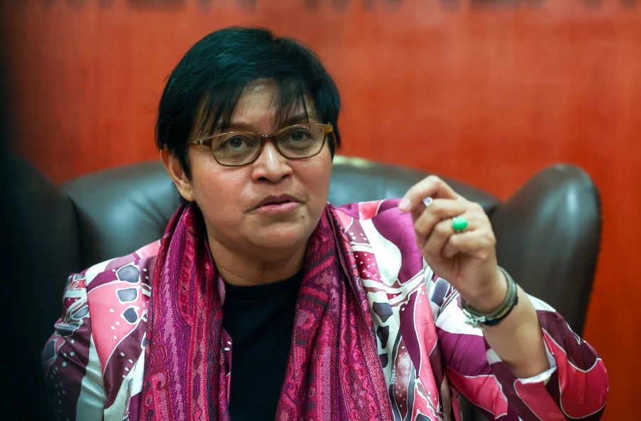 [UPDATED] Azalina: Govt should consider raising retirement age to 65