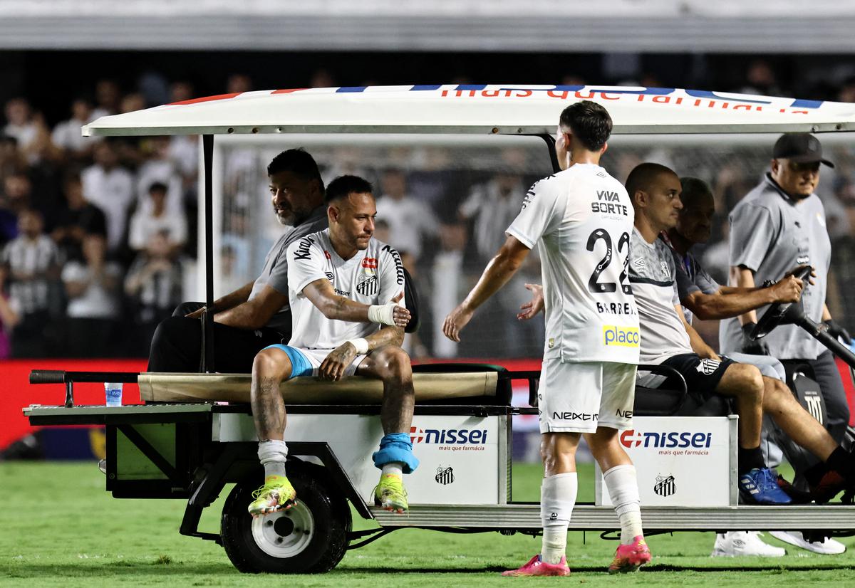 Neymar returns from injury, Santos future unclear