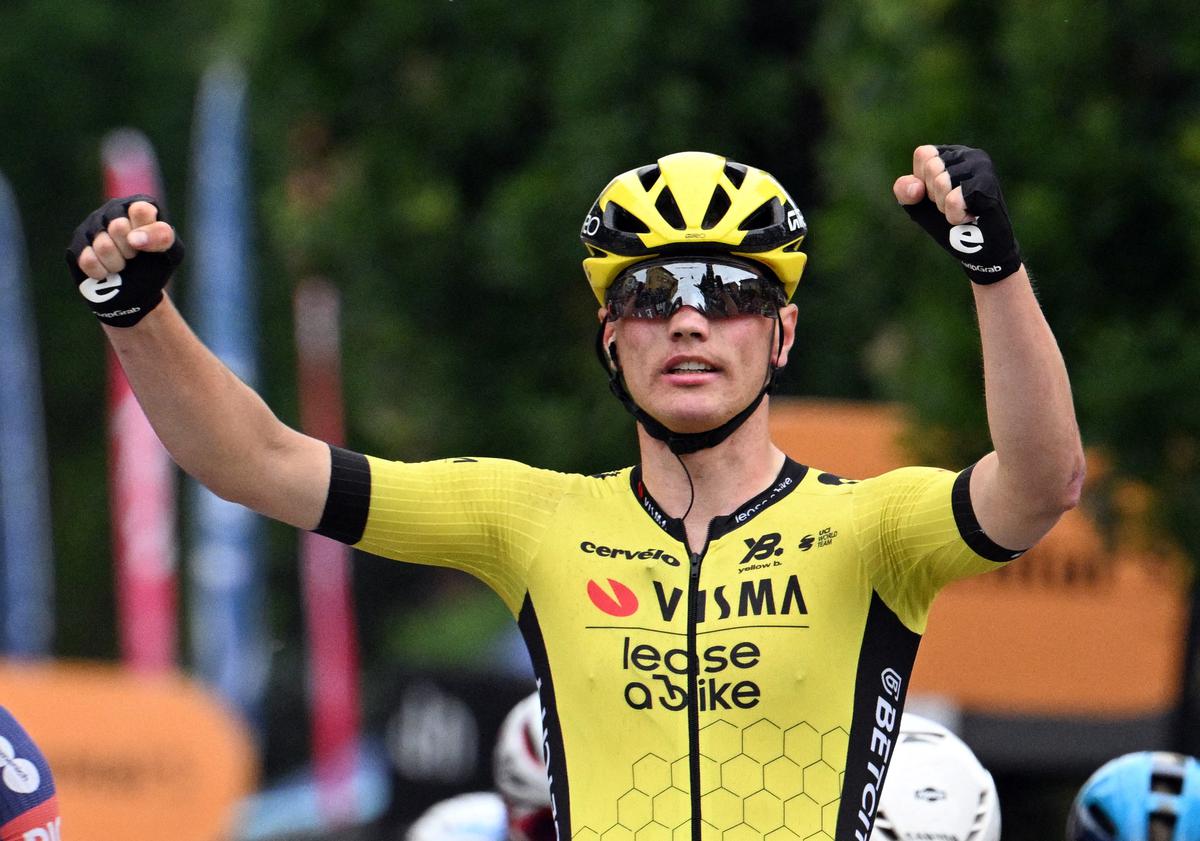Kooij outsprints Van Uden to win Giro stage 12, Del Toro retains pink jersey