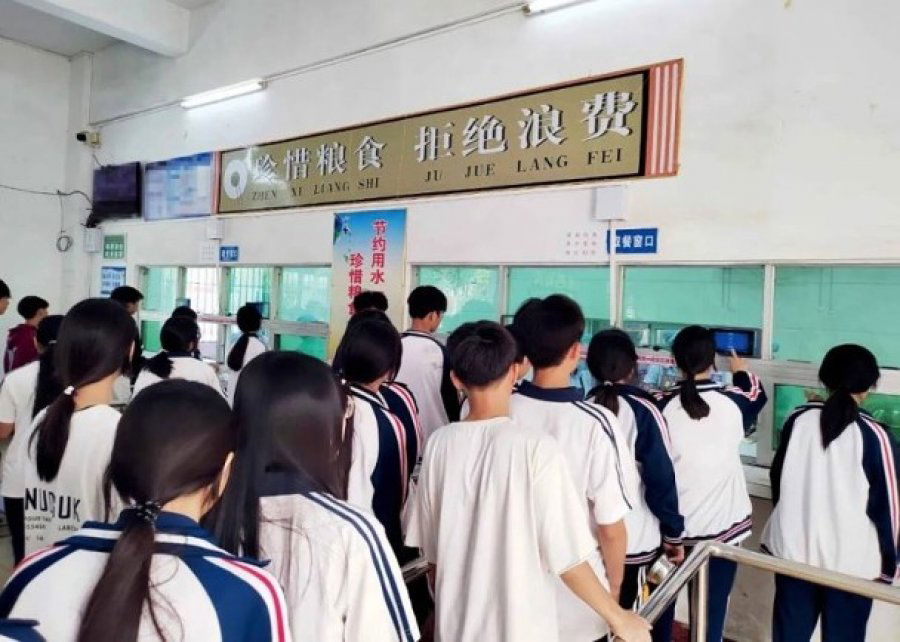 中国中学校长侵吞餐费长达11年　学生经常吃不饱叫苦