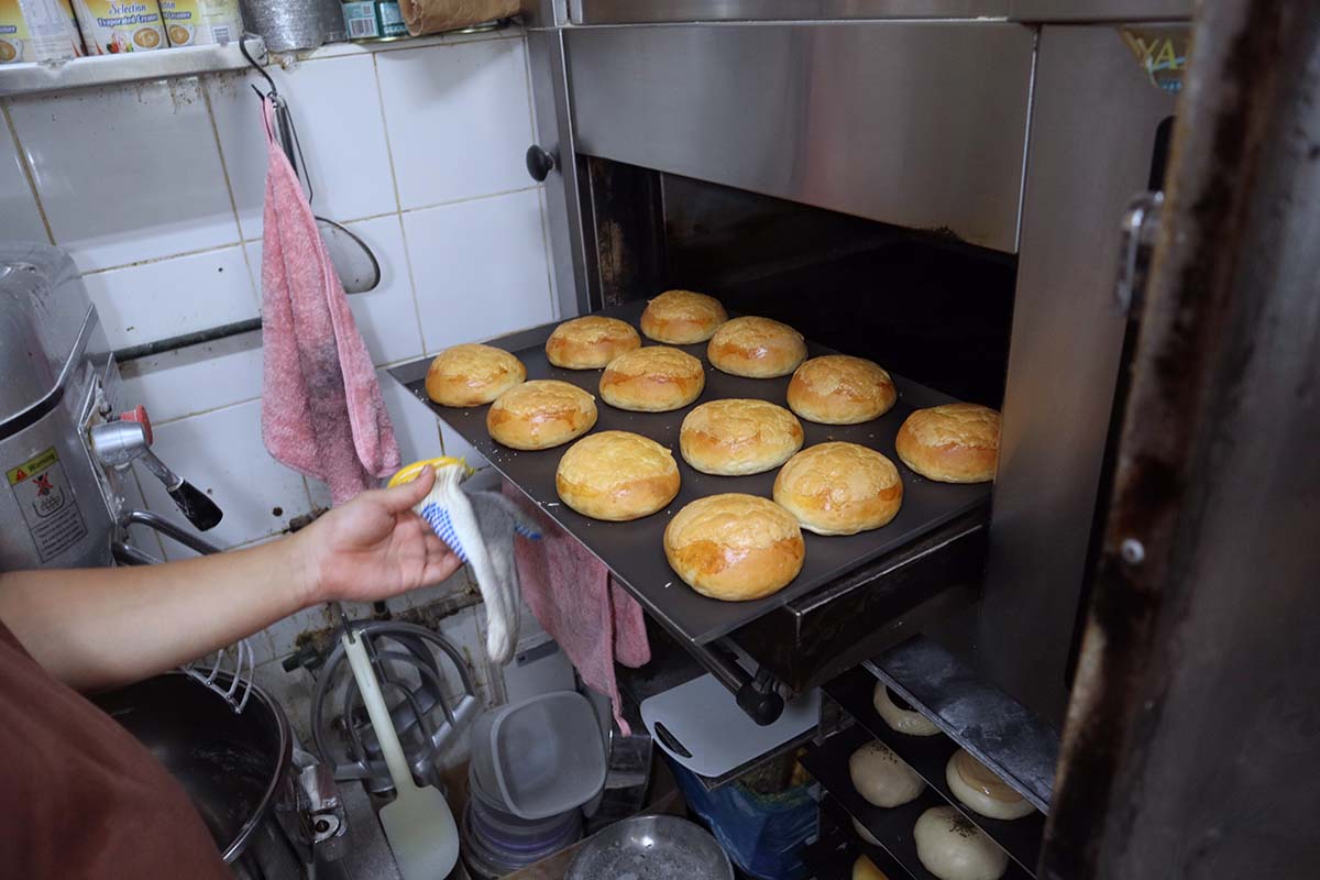 Just love bread 就是爱面包: $1.30 old-school breads & cakes with 30+ varieties by 4th-gen hawker
