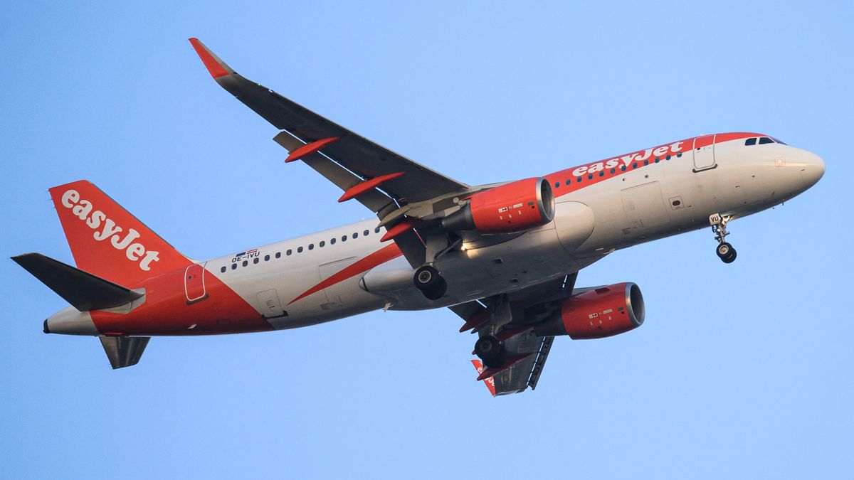 EasyJet Alicante to Manchester flight in emergency divert to Gatwick Airport