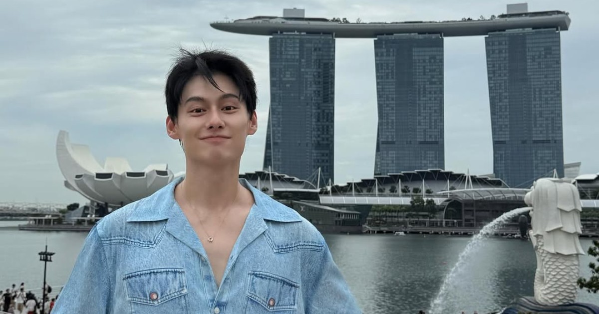 The Untamed actor Wang Zhuocheng in Singapore, visits Merlion and Jewel Changi Airport