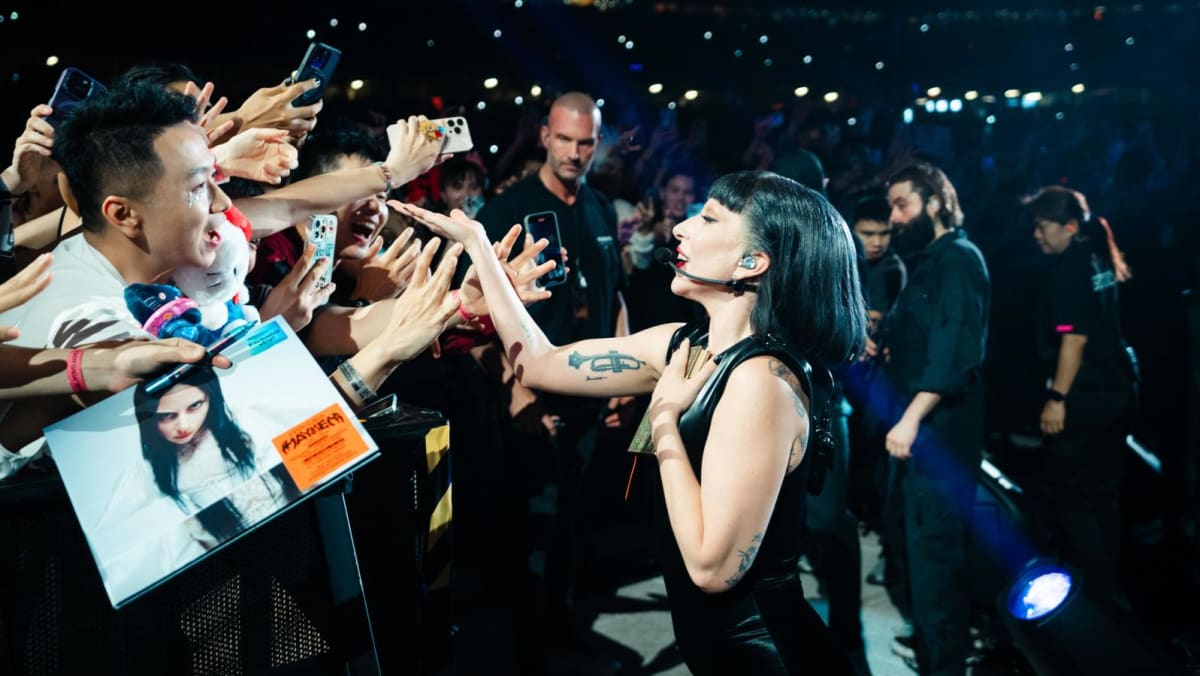 Commentary: Stand or sit? Sing or scream? Concert etiquette should not be so difficult