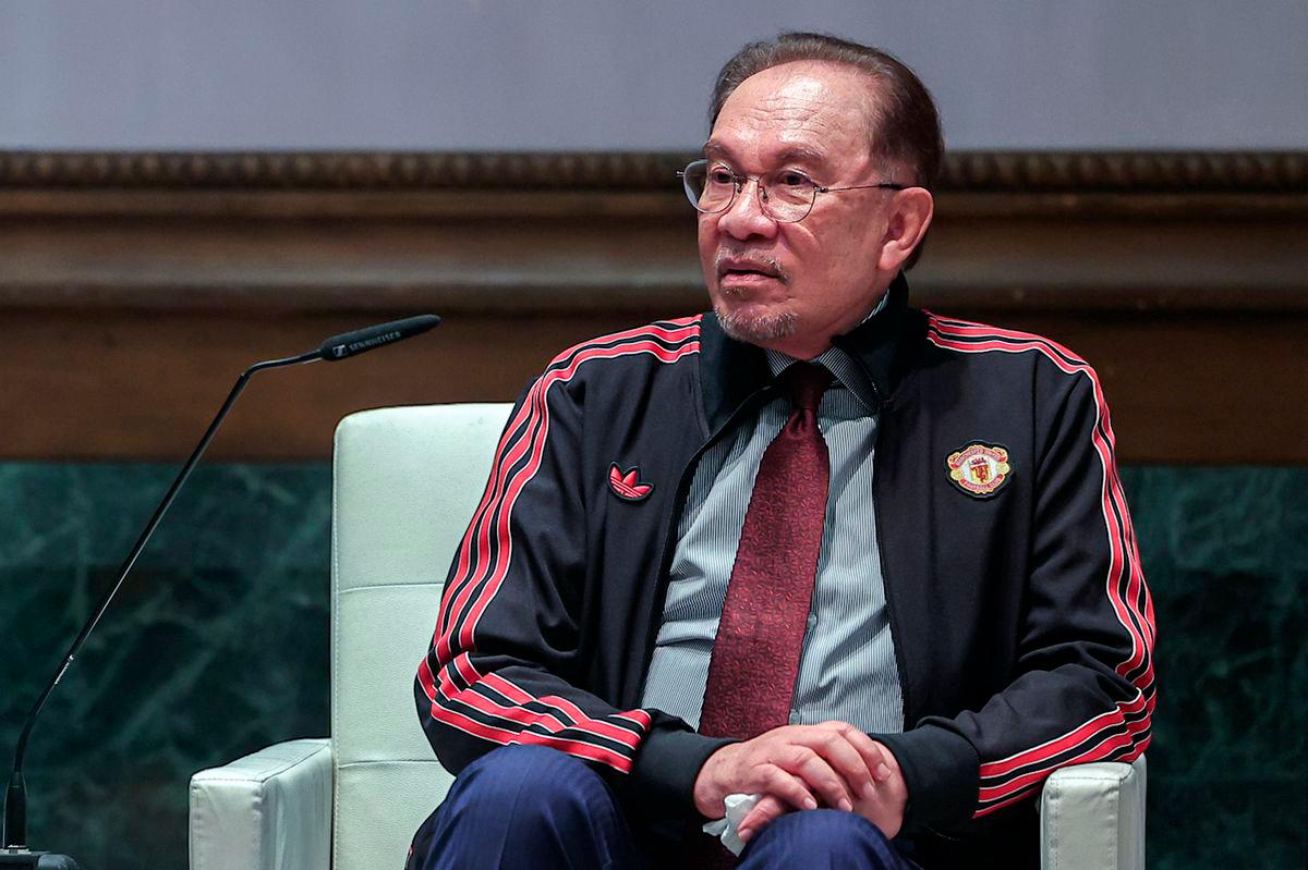 Anwar sends well wishes to Manchester United, ASEAN All-Stars