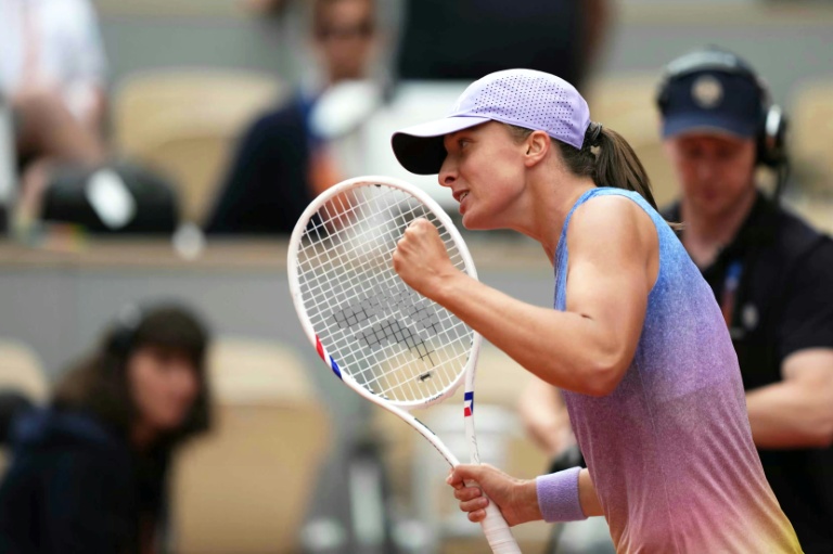 Paolini through as Swiatek, Alcaraz eye French Open third round