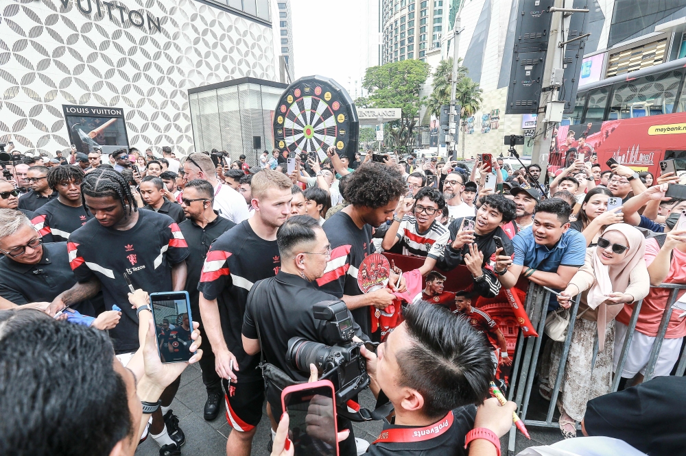 United fever grips KL as over 1,000 fans turn up for meet-and-greet with Red Devils