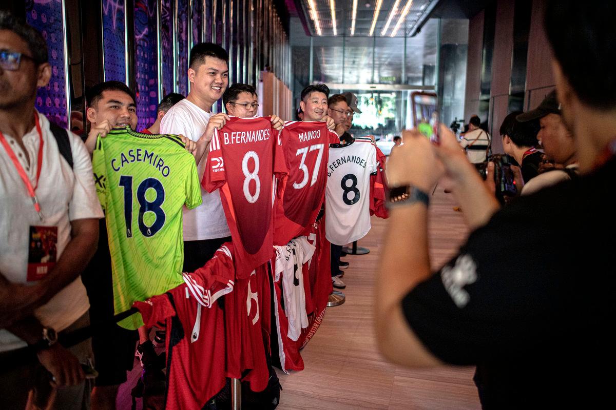 Over 1,000 fans mob Manchester United stars during meet-and-greet session