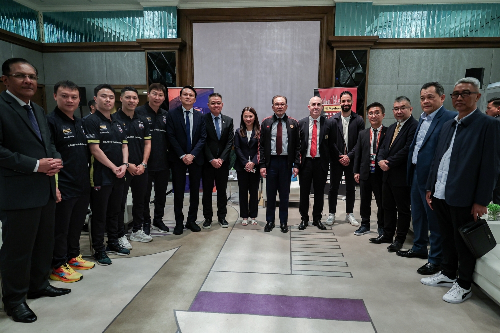 ‘Selamat berentap’: Anwar rallies both Man United and Asean All-Stars, keeps fans guessing his pick