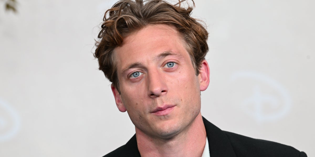 A 2024 clip featuring jeremy allen White's bizarre signature has the internet talking
