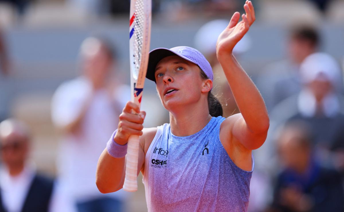 Reigning champion Iga Swiatek sweeps past Emma Raducanu into French Open third round