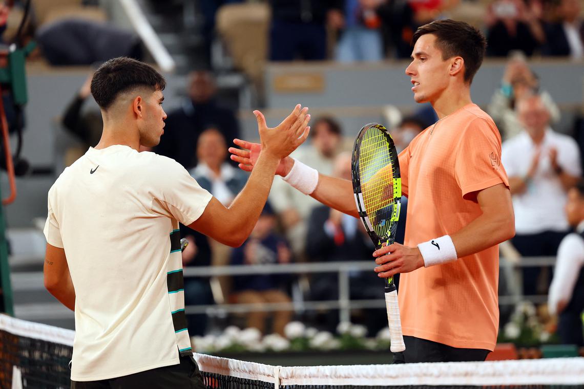 Alcaraz survives Marozsan scare to keep French Open defence on track