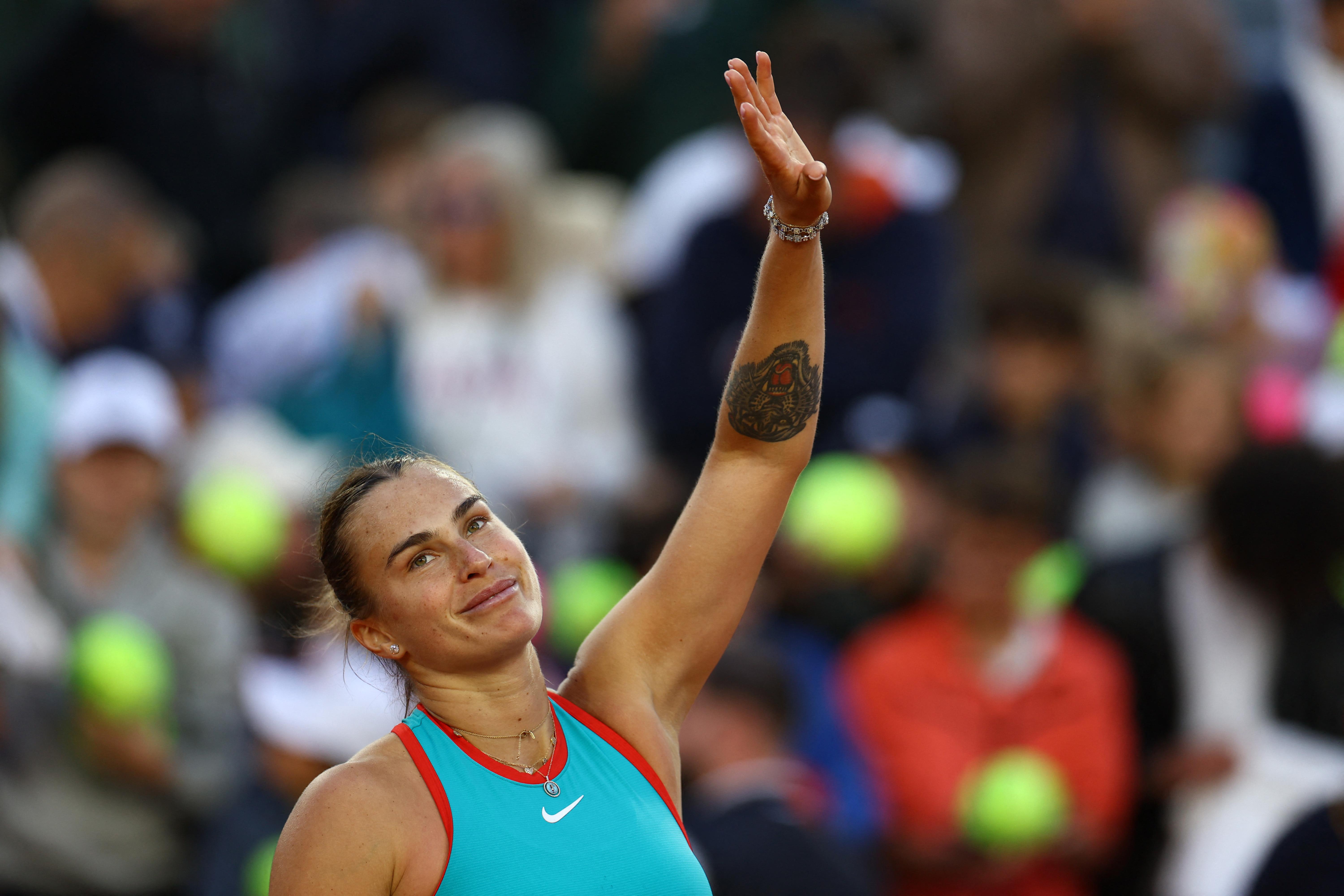 Aryna Sabalenka shrugs off slow start to reach French Open third round