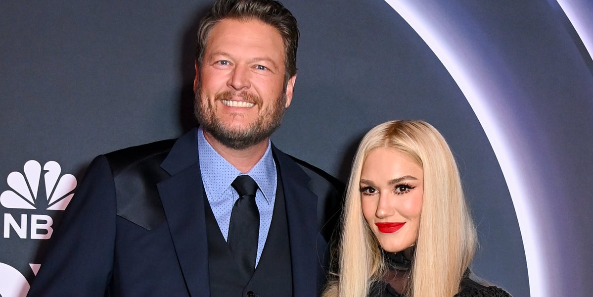 Gwen stefani, blake shelton amas performances drive folks bananas for 1 reason