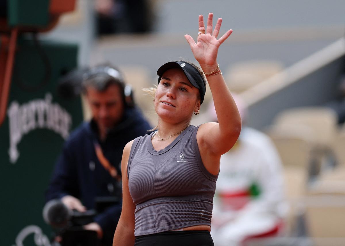 Kenin battles past Azarenka into French Open third round