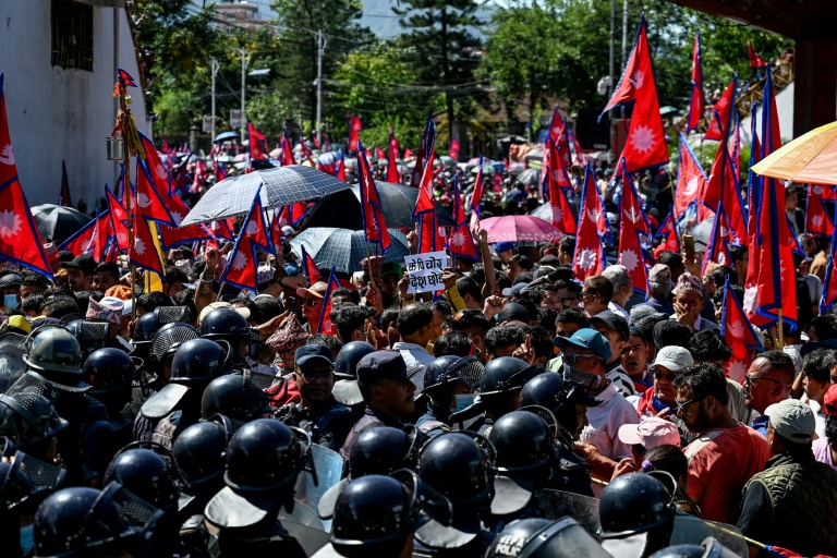 Thousands rally in nepali pro-monarchy protests