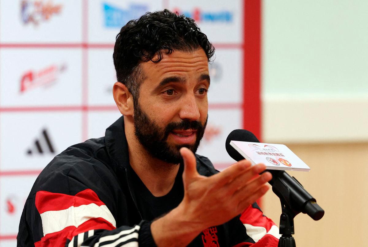 'I think he wants to stay': Amorim hopeful on Fernandes future