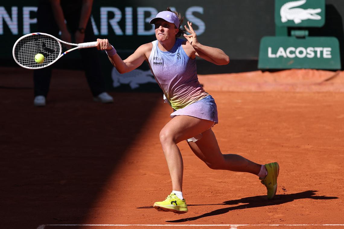 Swiatek stays cool to beat Cristian at French Open as temperature soars
