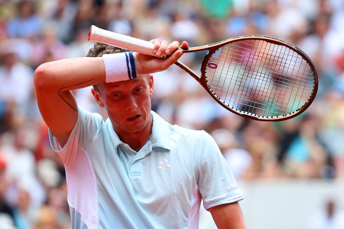 Sinner singes Lehecka, Pegula prevails on overcast day at French Open
