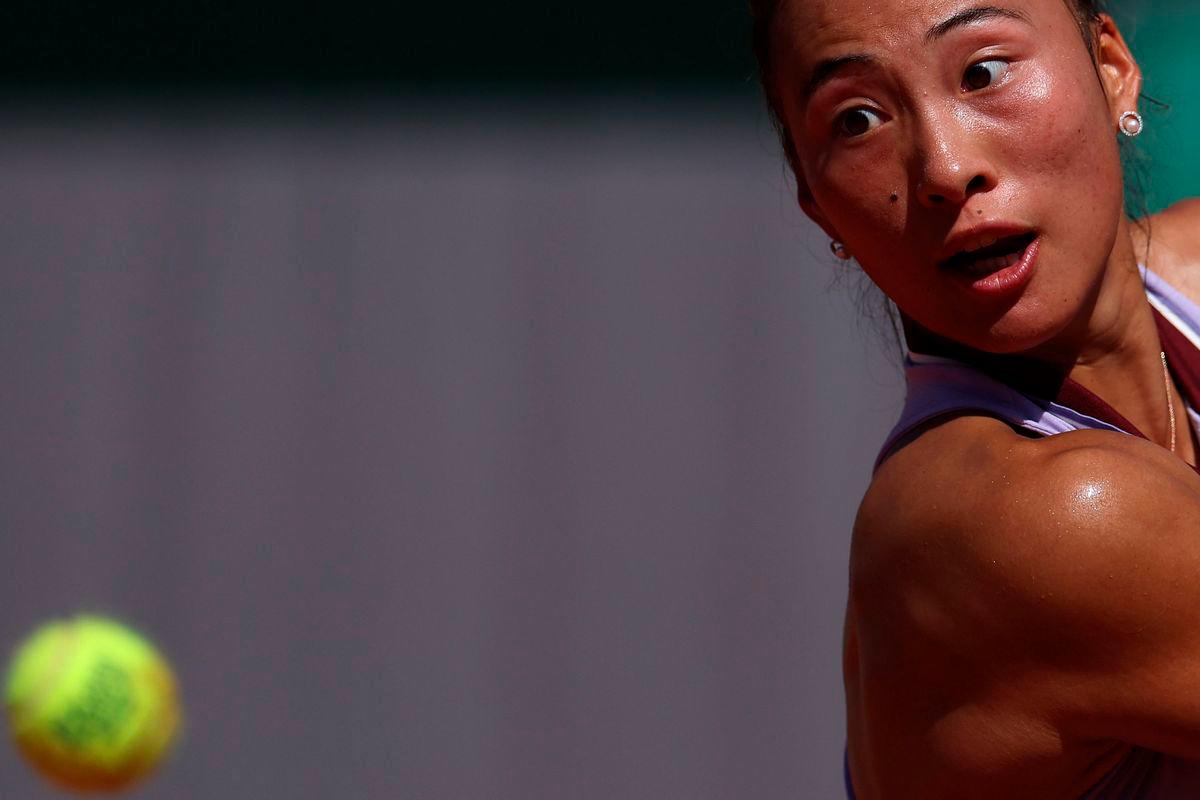 'On song' Zheng dances into French Open last 16