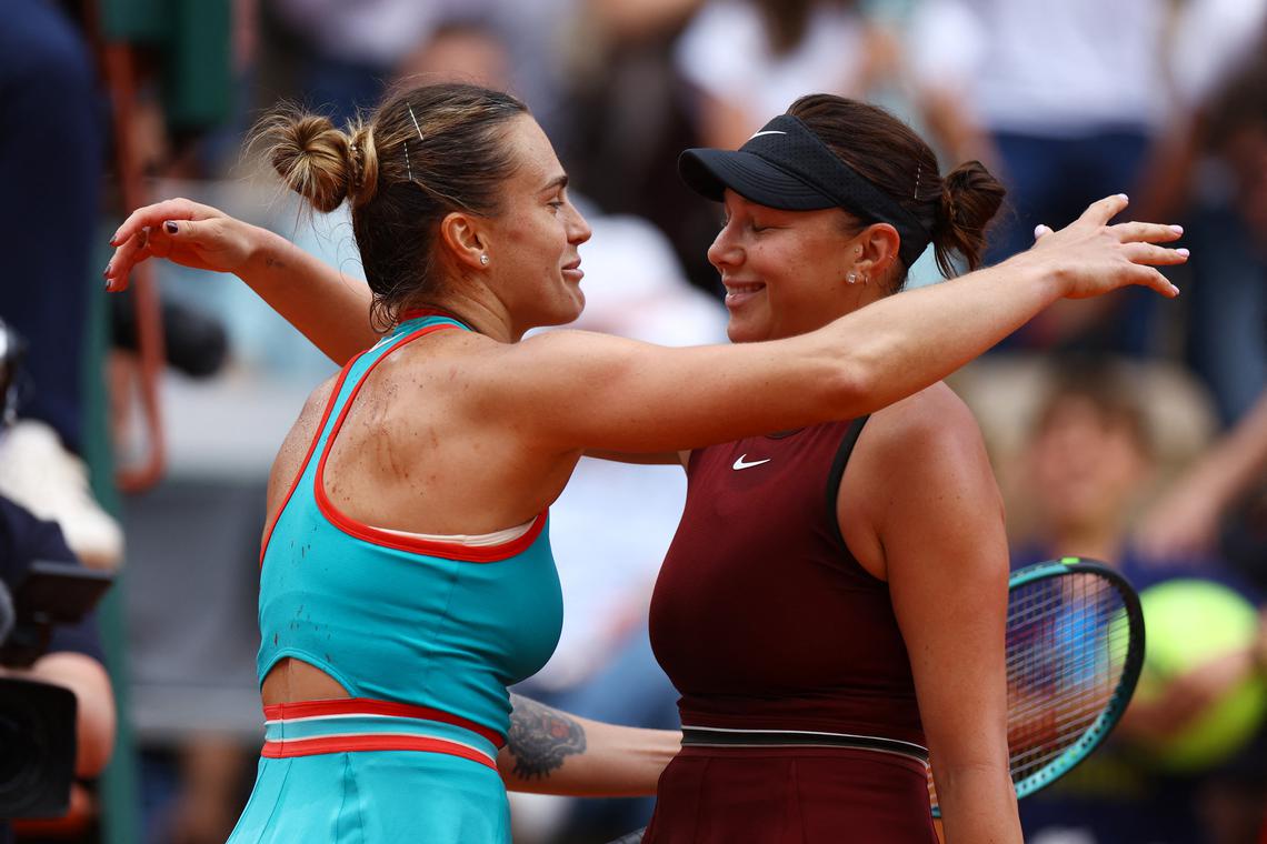 Top seed Sabalenka powers past Anisimova into the French Open last eight