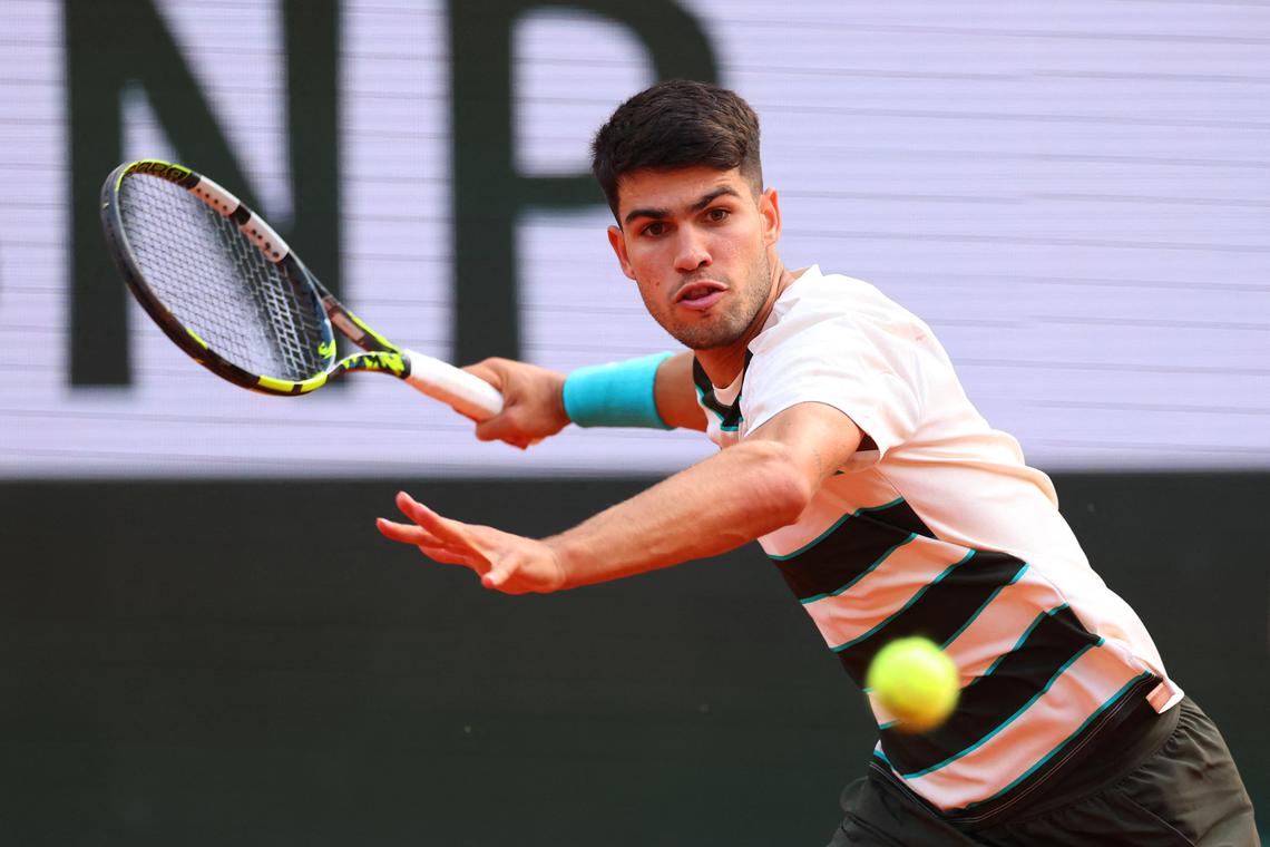 Alcaraz stops Shelton and returns to French Open quarter-finals