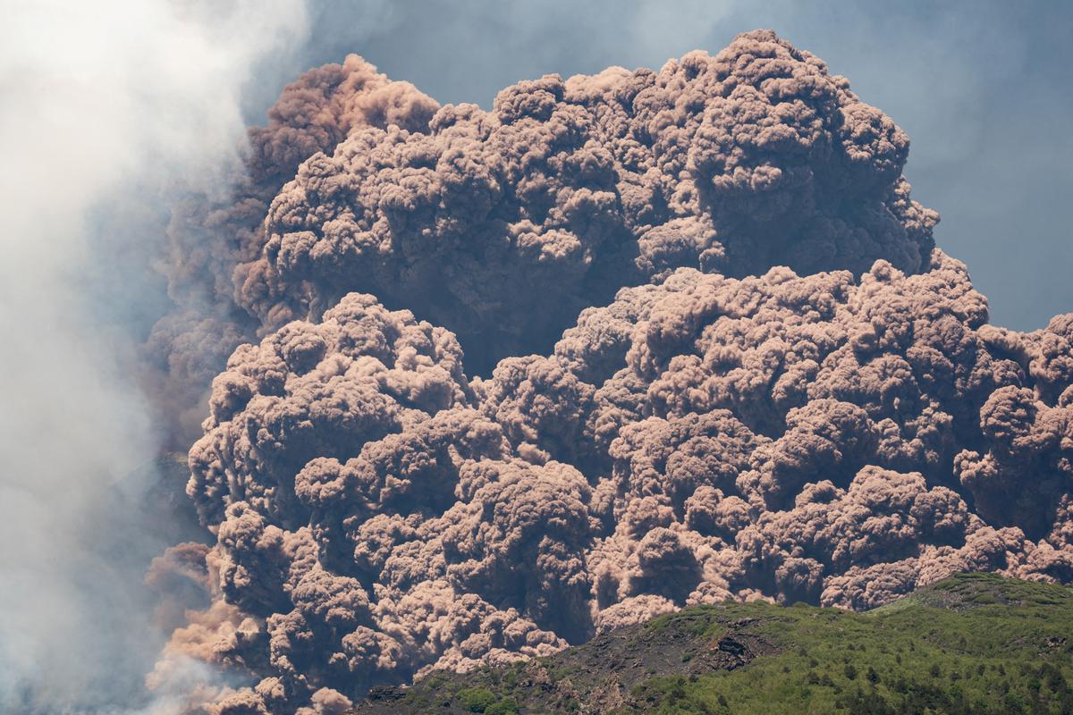 Tourists told to heed warnings after huge Mount Etna eruption